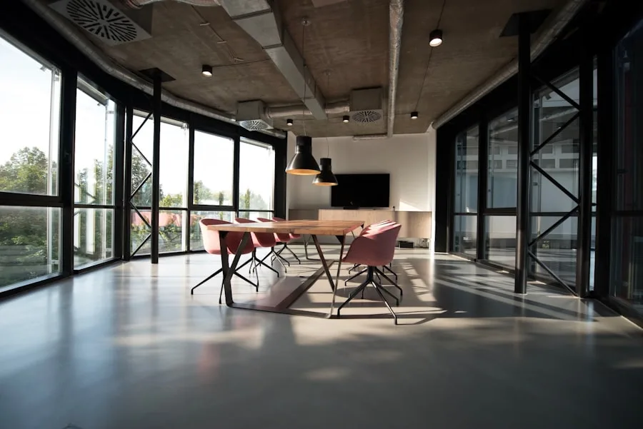 Aydınlık ve düzenli bir ofis ortamı