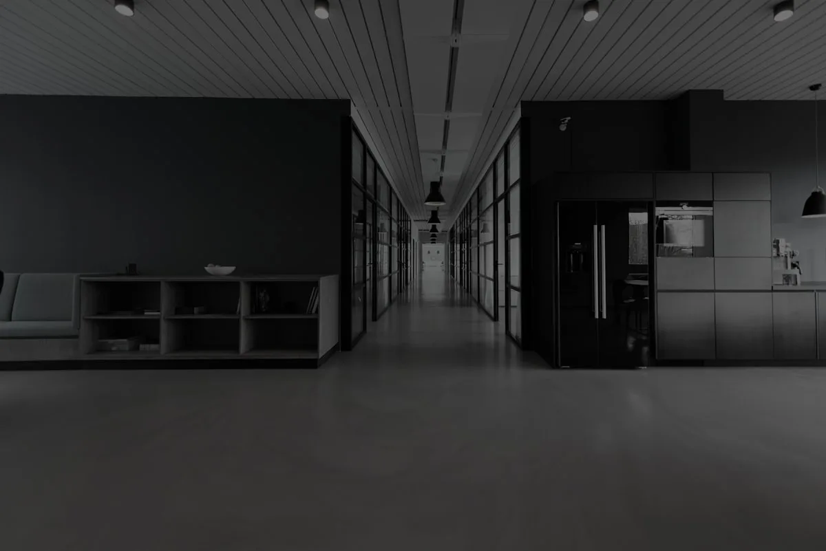 İnşaat sonrası tozlu ofis alanı
