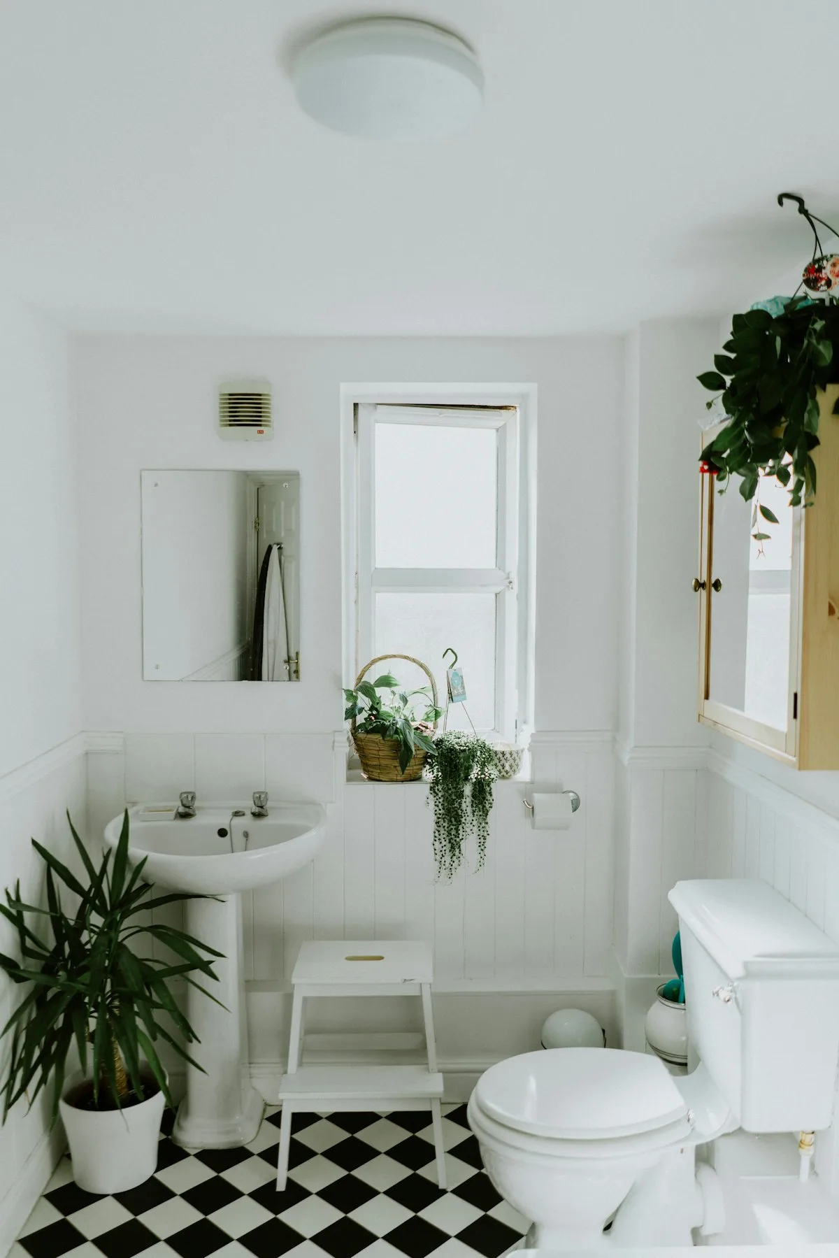Derinlemesine temizlenmiş, parlayan banyo