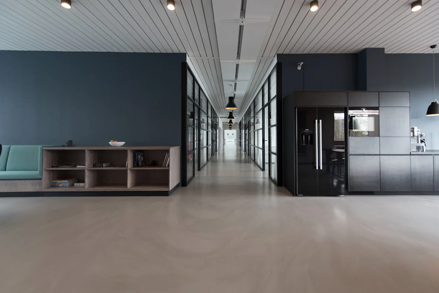 Temiz ve düzenli modern bir açık ofis alanı